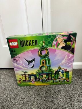 LEGO Wicked Welcome to Emerald City Collectible Toy 75684
